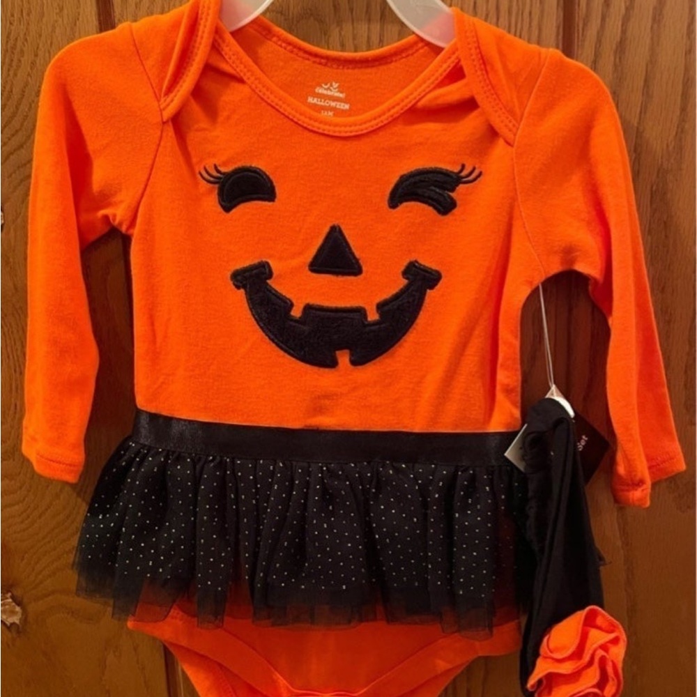NEW Spooky Cute Jack-O-Lantern Pumpkin Halloween Onesie (12 M)